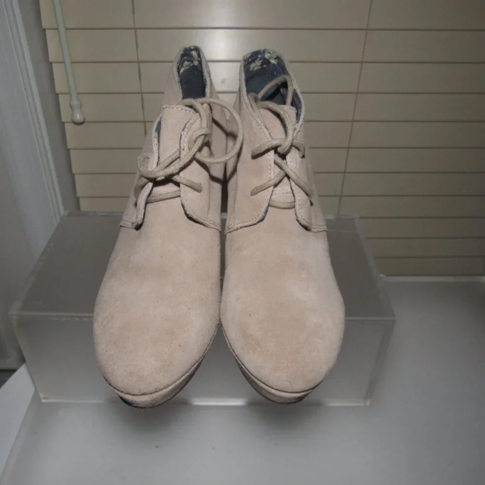 Lucky Brand “Seleste” Suede Lace-Up Wedge Booties 8 M – Soft Taupe Desert-Chukka